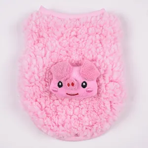 Primo piano di gilet in pile rosa per animali con patch a forma di maialino.