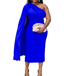 Elegantes einseitig schulterfreies blaues Maxikleid mit Falten und schickem Cape-Detail