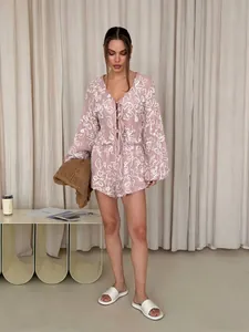 Set estivo in jacquard floreale con cardigan annodato e pantaloncini abbinati