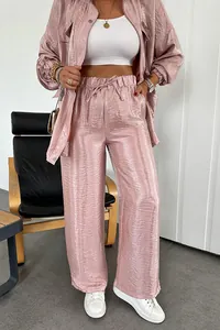 Completo due pezzi rosa metallizzato con camicia a maniche lunghe e pantaloni larghi