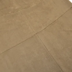 Makro-Detail der hochwertigen khaki Wildlederimitat-Stofftextur an einem stylischen langen Rock