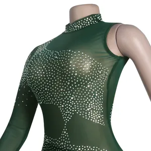 Primer plano de un vestido de malla verde con pedrería brillante sobre un maniquí