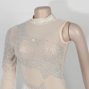 Vista dettagliata di un body beige con strass brillanti e una manica asimmetrica