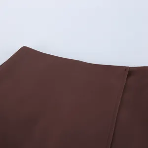 Detailansicht der braunen hohen weiten Shorts mit Fokus auf Nähte und Stofftextur