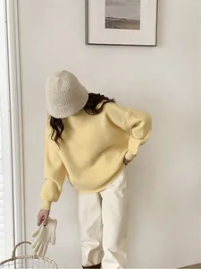 Pull en maille jaune clair surdimensionné à col rond pour femme avec un chapeau