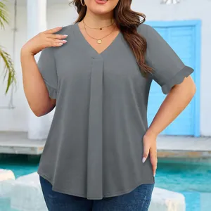 Vista detallada de blusa gris talla grande con cuello en V y mangas mariposa con volantes