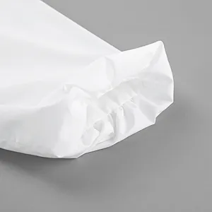 Detaillierte Nahaufnahme des elastischen, gerafften Manschettendesigns dieses weißen Polohemds