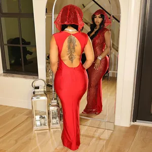 Vue détaillée de la robe maxi rouge à paillettes avec capuche et découpe dos nu