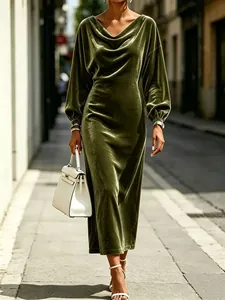 Detalle de un vestido de terciopelo verde oliva con cuello drapeado y textura de tela suave.