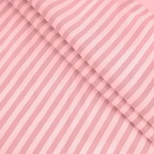 Primo piano che mostra la trama dettagliata del tessuto a righe rosa e bianco di una camicia