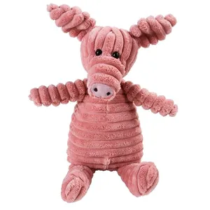 Dettaglio di un giocattolo per cani in velluto a coste rosa a forma di maiale con squittio