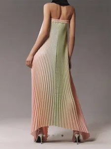 Vue arrière d'une robe longue plissée bustier avec un dégradé de couleurs chic.