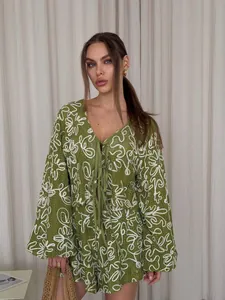 Primo piano del set in maglia jacquard verde e bianco con cardigan con lacci e pantaloncini.