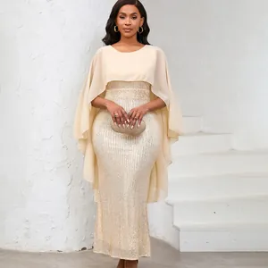 Elegantes champagnerfarbenes Abendkleid mit Chiffon-Cape und schimmernden Pailletten.