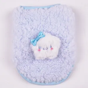 Dettaglio del gilet in pile blu per cani con simpatica toppa a nuvola bianca e fiocco