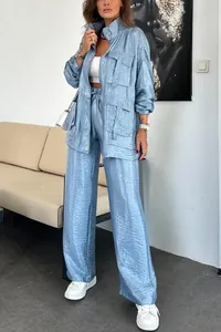 Completo due pezzi celeste con giacca a maniche lunghe, tasche 3D e pantaloni dritti