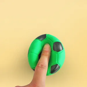Dettaglio di un giocattolo per cani a forma di pallone da calcio sonoro e morbido