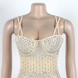 Primo piano dettagliato di un abito bodycon color nudo trasparente con strass verticali