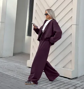 Conjunto de chándal morado chic para mujer de 2 piezas en un estilo de vida urbano.