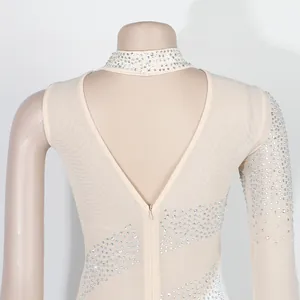 Dettaglio del retro di un body in mesh beige con strass scintillanti decorativi