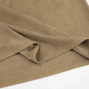 Detailansicht der khakifarbenen Wildlederrock-Textur und hochwertig genähter Saumdetails.