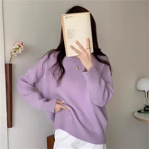 Pull en maille violet surdimensionné à col rond pour femme dans un cadre de vie