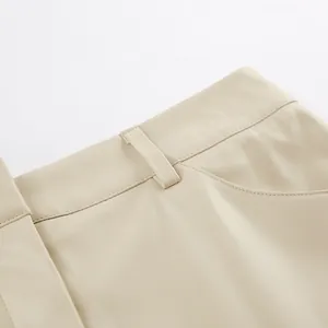 Detailansicht von Taille und Tasche eines hochwertigen beigen Kunstlederrocks