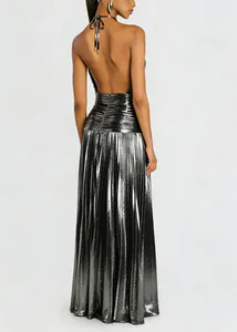 Elegantes metallisch silbernes Falten-Maxikleid mit Neckholder und freiem Rücken