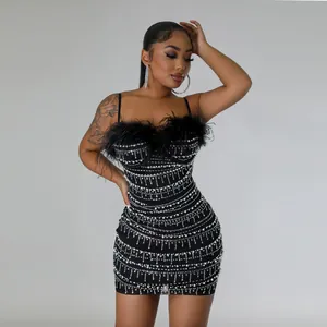 Λεπτομερής όψη μαύρου bodycon φορέματος με φτερά και λεπτομέρειες από στρας.