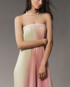 Gros plan sur une robe longue plissée sans bretelles dégradée vert et rose.