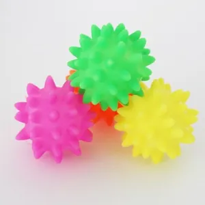 Dettaglio macro di palline colorate con punte in vinile per cani, giocattoli interattivi