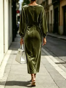 Vista trasera de un elegante vestido midi de terciopelo verde oliva con mangas farol