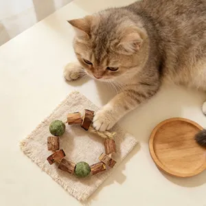 Detailansicht eines Kauspielzeug-Armbands für Katzen mit Matatabi-Holz und Minzbällen