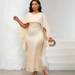 Elegantes champagnerfarbenes Pailletten-Abendkleid mit Chiffon-Cape für Partys.