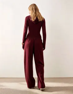 Vista posteriore di un completo bordeaux con felpa con cappuccio slim e pantaloni larghi