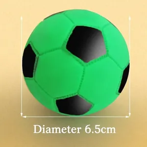 Dettaglio che mostra il diametro di 6,5 cm della palla da calcio sonora verde per cani