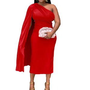 Elegantes rotes One-Shoulder-Midikleid mit gerafftem Detail und Cape-Ärmel