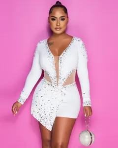 Body bianco sexy a maniche lunghe con pannelli in rete, strass e dettagli in perle