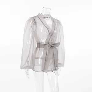 Graues Y2K-Netzhemd Detail mit eleganten Puffärmeln und modischer Taillenbindung