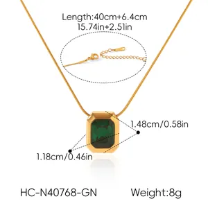 Dimensioni dettagliate e peso di una collana in acciaio inossidabile dorato con gemma verde