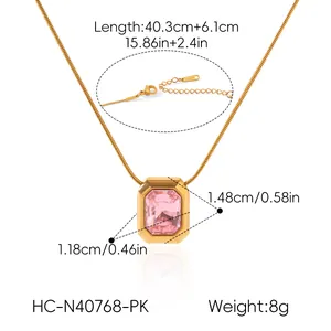 Vista dettagliata della collana in acciaio dorato con dimensioni della pietra rosa