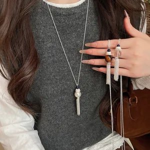 Dettaglio di una collana lunga con nappa in stile coreano con perle e perline di vetro