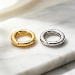Moschettoni a molla tondi color oro e argento per gioielli fai da te e accessori.