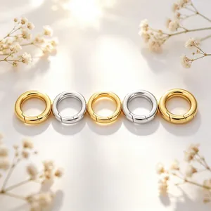 Set di cinque moschettoni circolari in oro e argento per la creazione di gioielli.