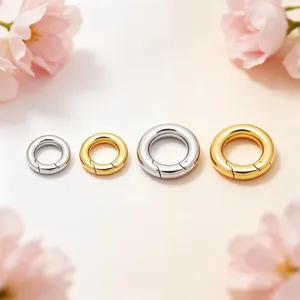 Selezione di chiusure a molla rotonde placcate in oro 18 carati e argento per gioielli e borse.