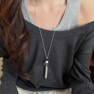 Elegante collana lunga con nappa argentata in stile coreano e perla di vetro su modella