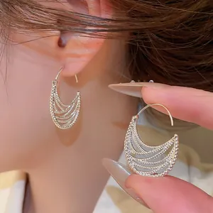 Primo piano di orecchini a cerchio in argento vintage con design a più strati