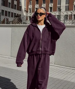 Vista detallada de un conjunto de chándal con capucha morado oversize para mujer.