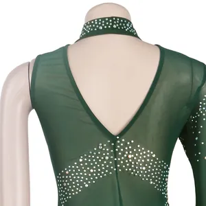 Detalle del vestido ajustado de malla verde con pedrería plateada en la espalda.