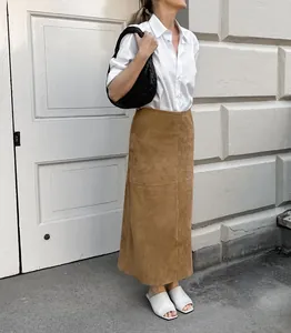 Modell präsentiert einen eleganten khakifarbenen Midi-Wildlederrock mit hoher Taille
